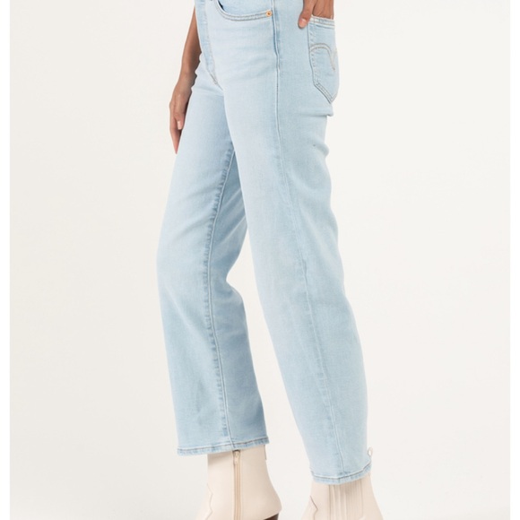 Levi’s Women’s Ribcage Straight Ankle Light Wash Blue Jeans - Picture 3 of 7